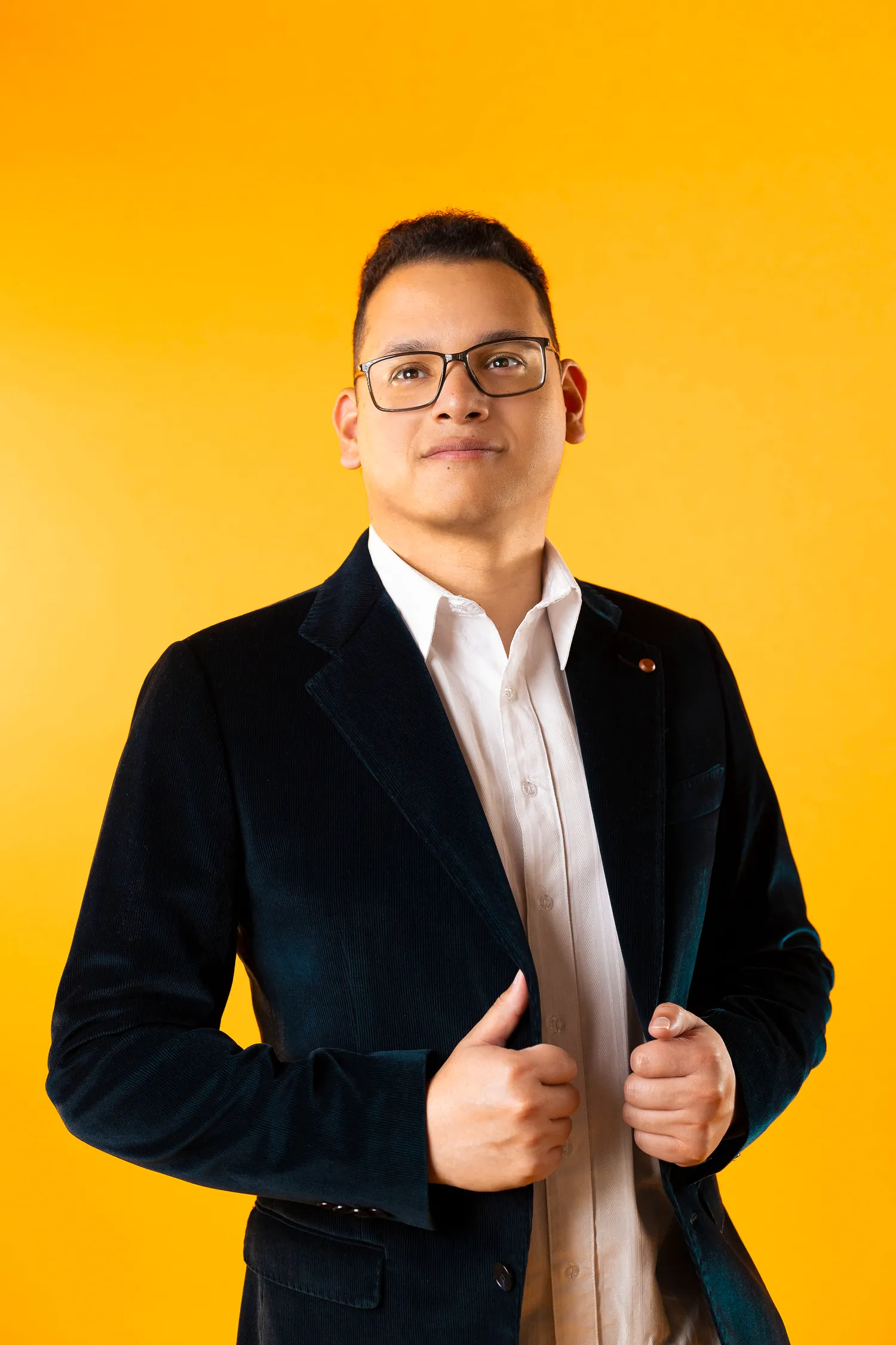 Retrato de Victor Ruiz sobre fondo amarillo