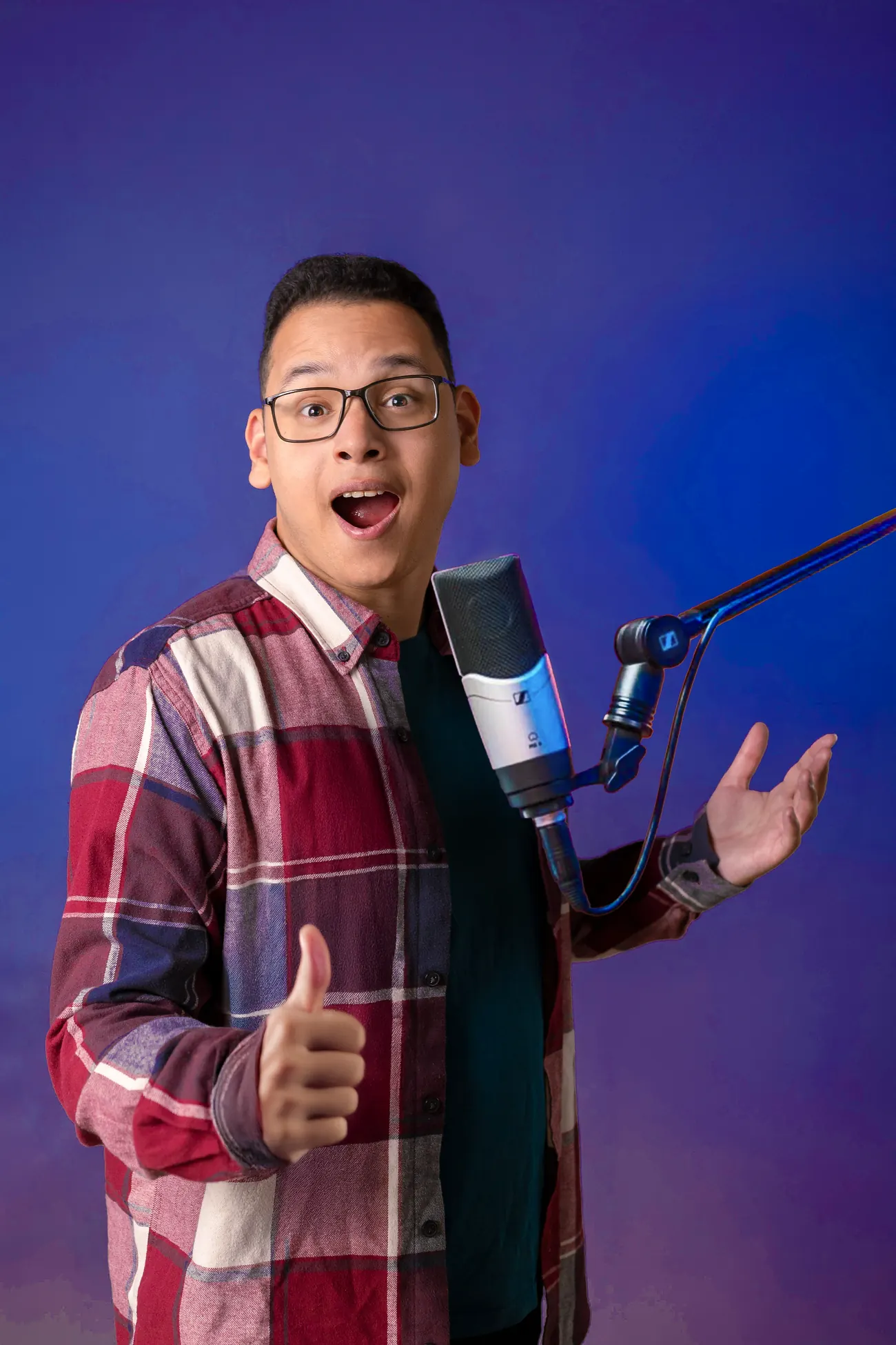 Victor Ruiz grabando frente a un micrófono de estudio